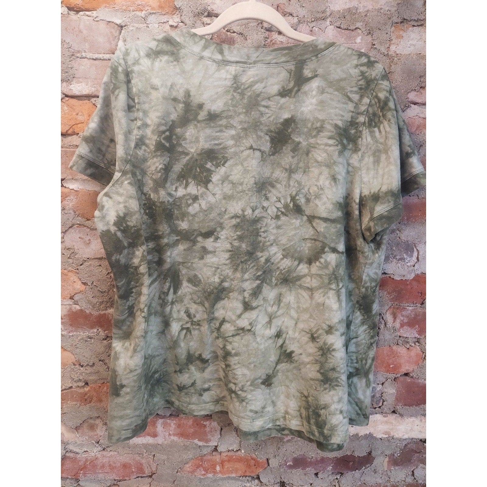 Essentials Womens 1X Green Tie Dye Short Sleeve Sequined V Neck T Shirt