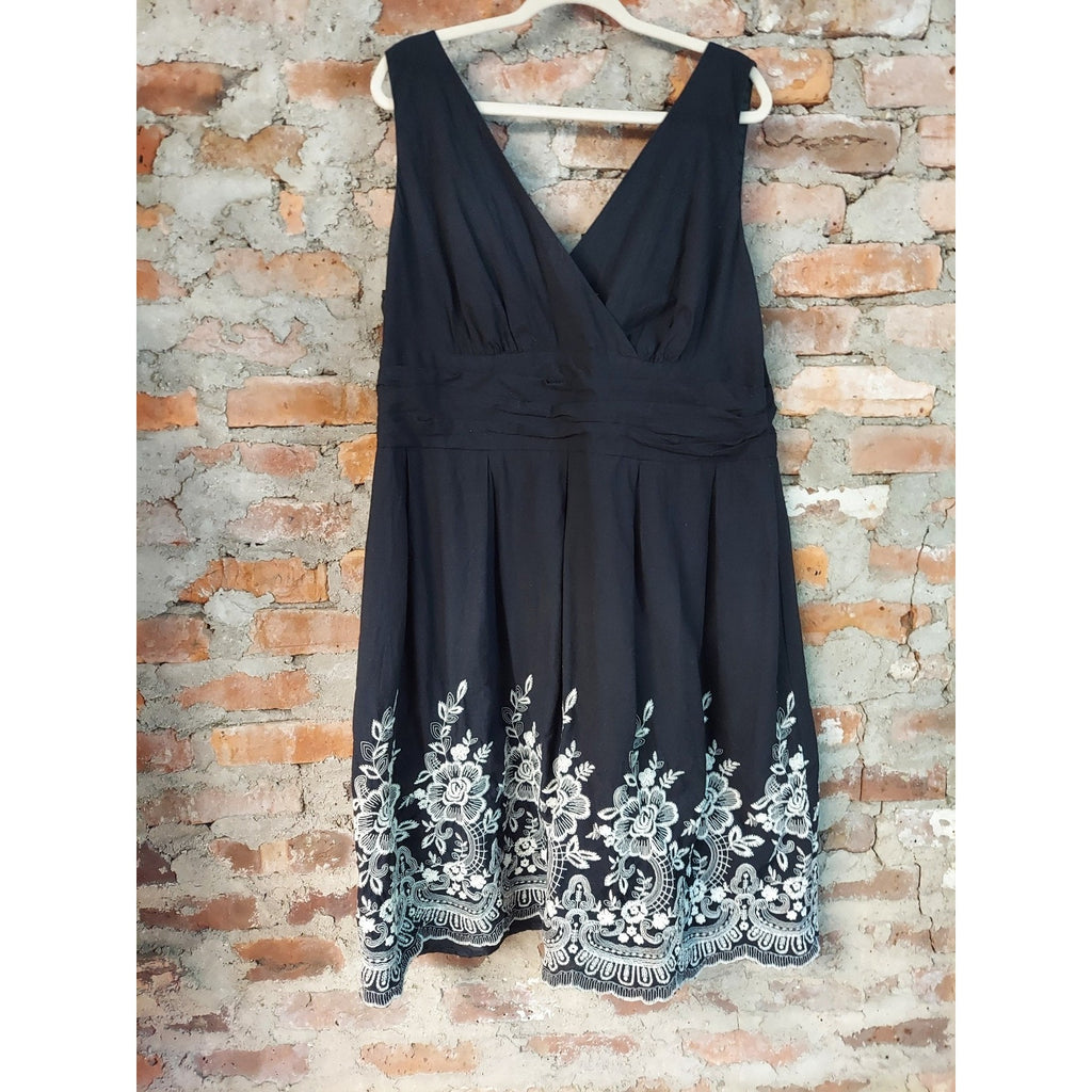 Womens Sleeveless Dress Size 18 Black White Floral Embroidered DB Dressbarn