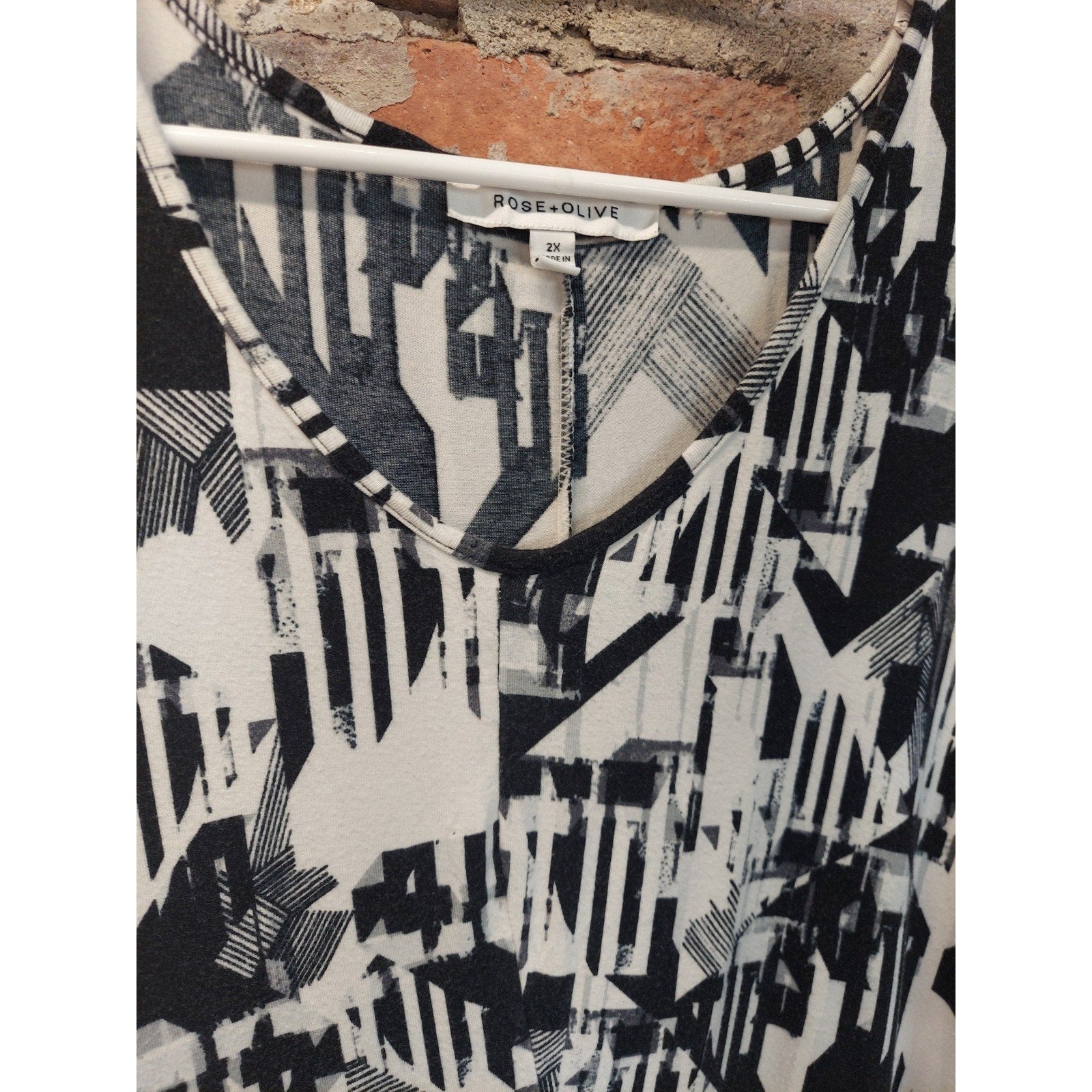 ROSE+OLIVE Womens Tunic Top 2X Black White Abstract Geometric V Neck Flowy