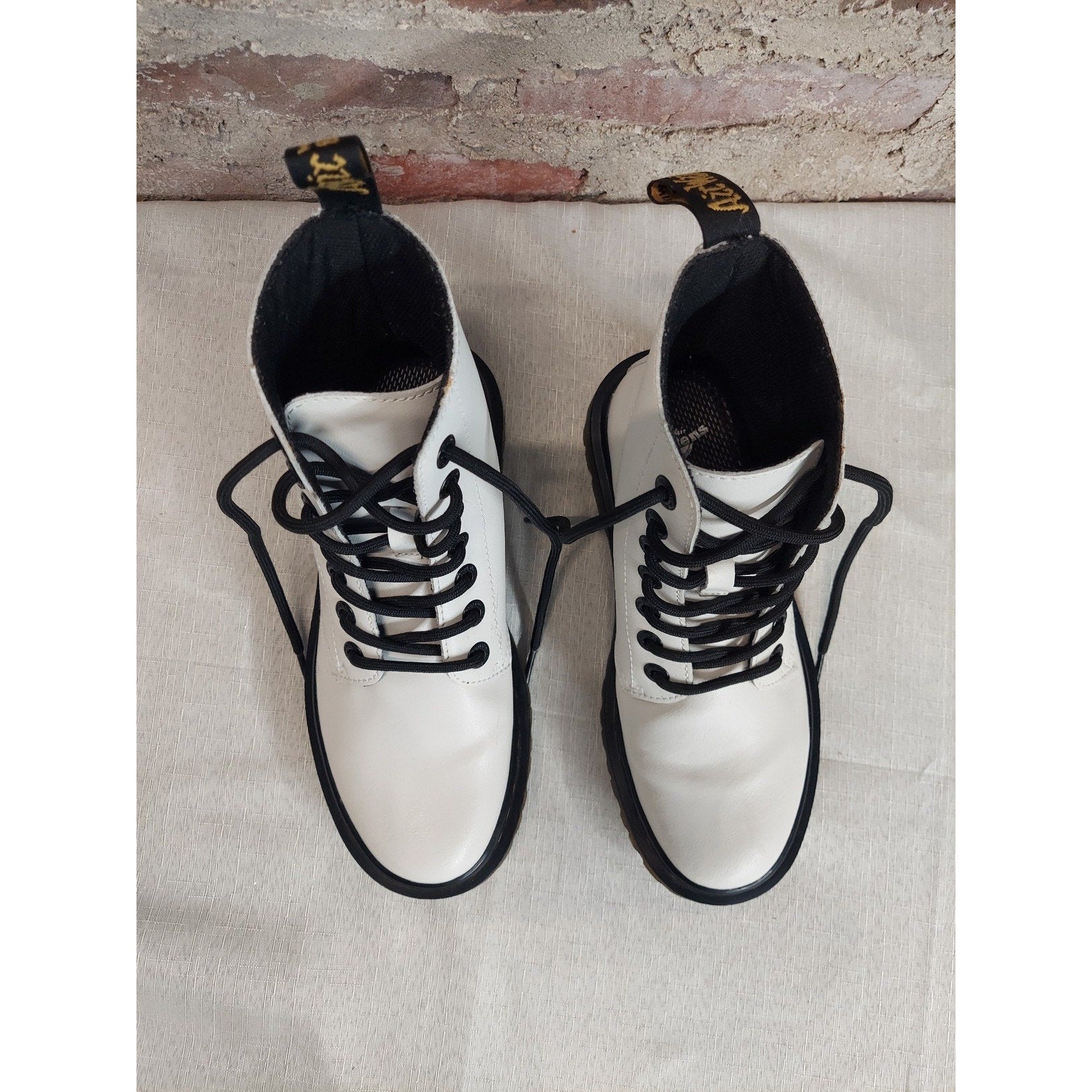 Dr Martens Womens Boots Luana 8 Eye Lace Up US 6 White Bouncing Soles