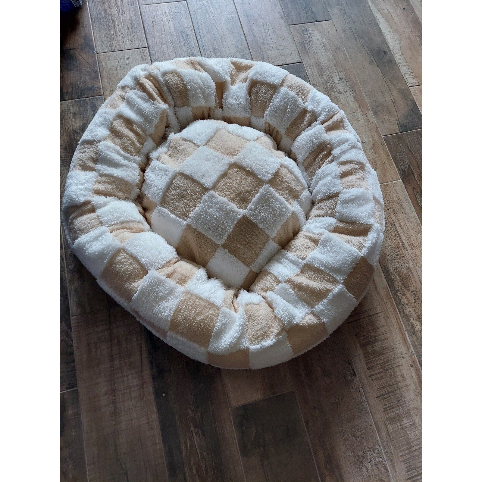 Dog Cat Bed Plush Round Checkerboard Beige White Cozy Cuddler 24 Inch