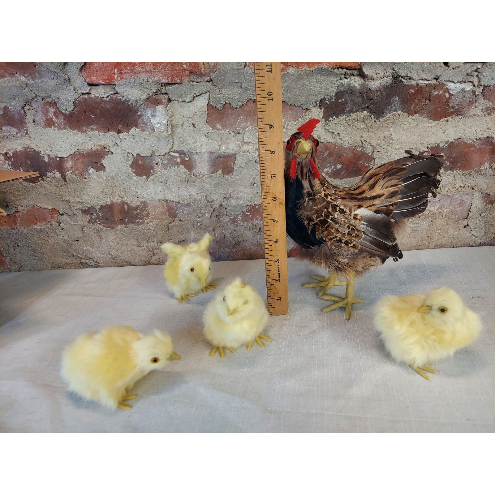 Basuo-9Q Realistic Small Feathered Hen with 4 Baby Chick Figurine